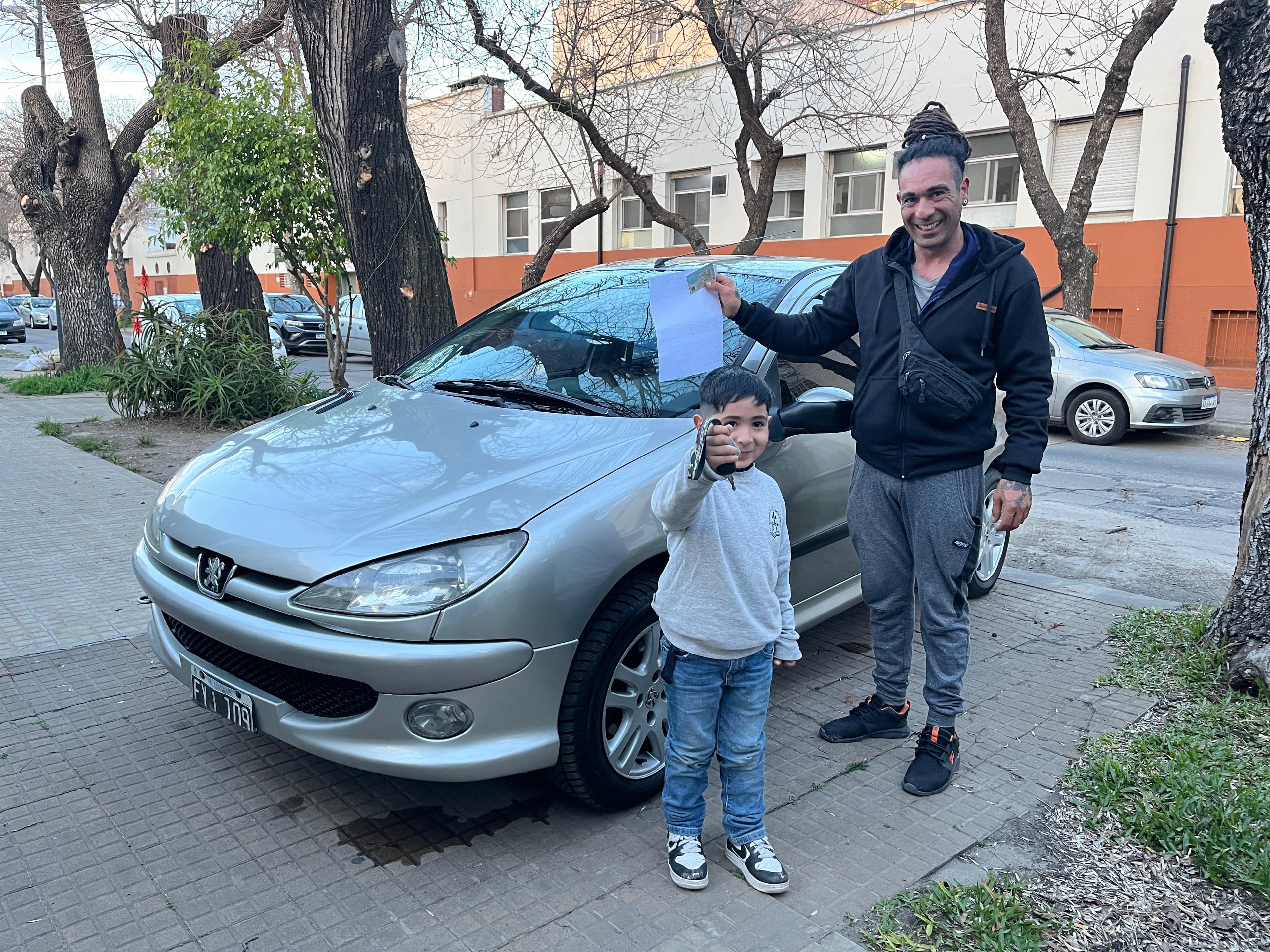 Cliente retirando su vehículo vendido por Autos Black