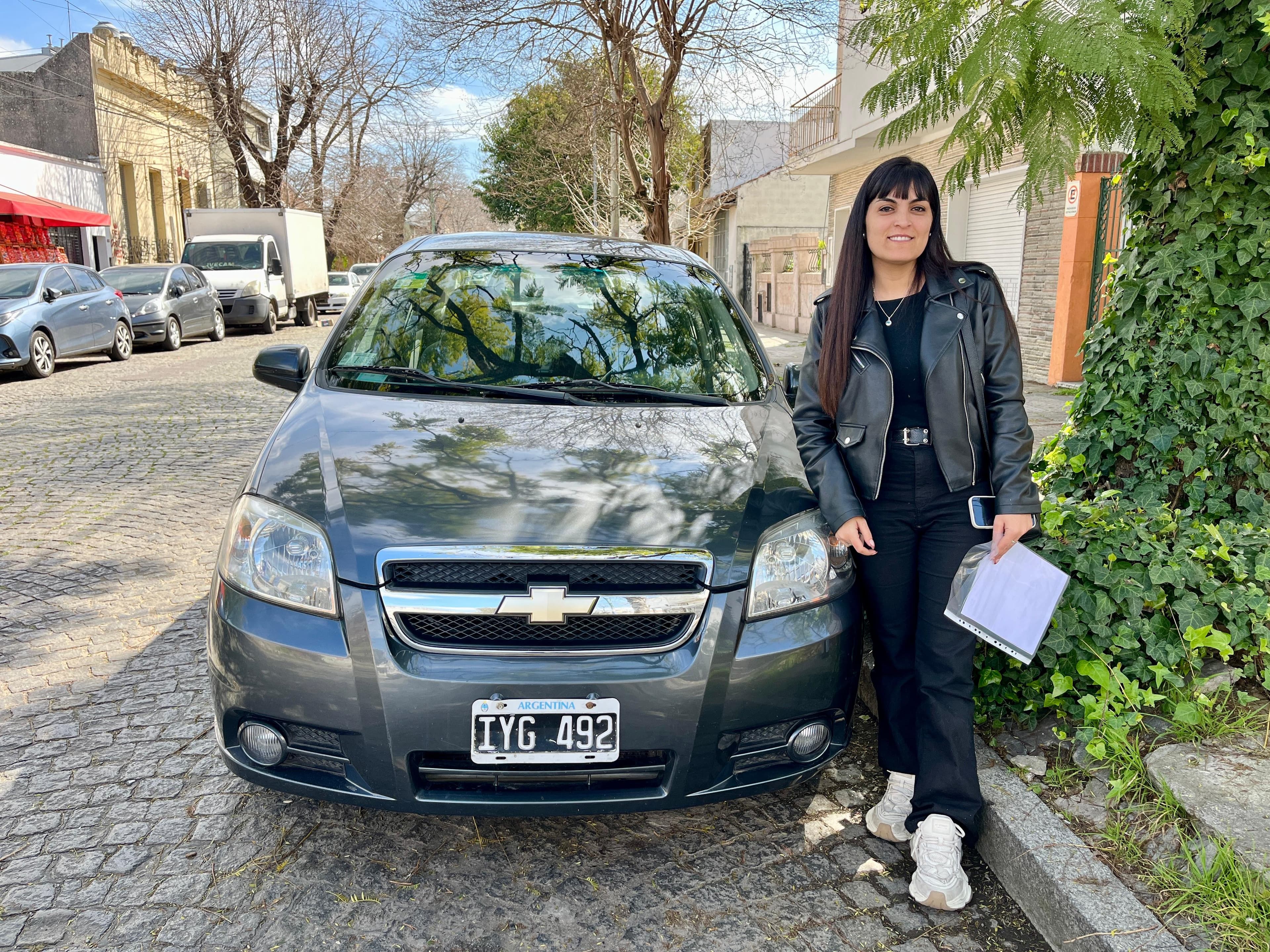 Cliente retirando su vehículo vendido por Autos Black