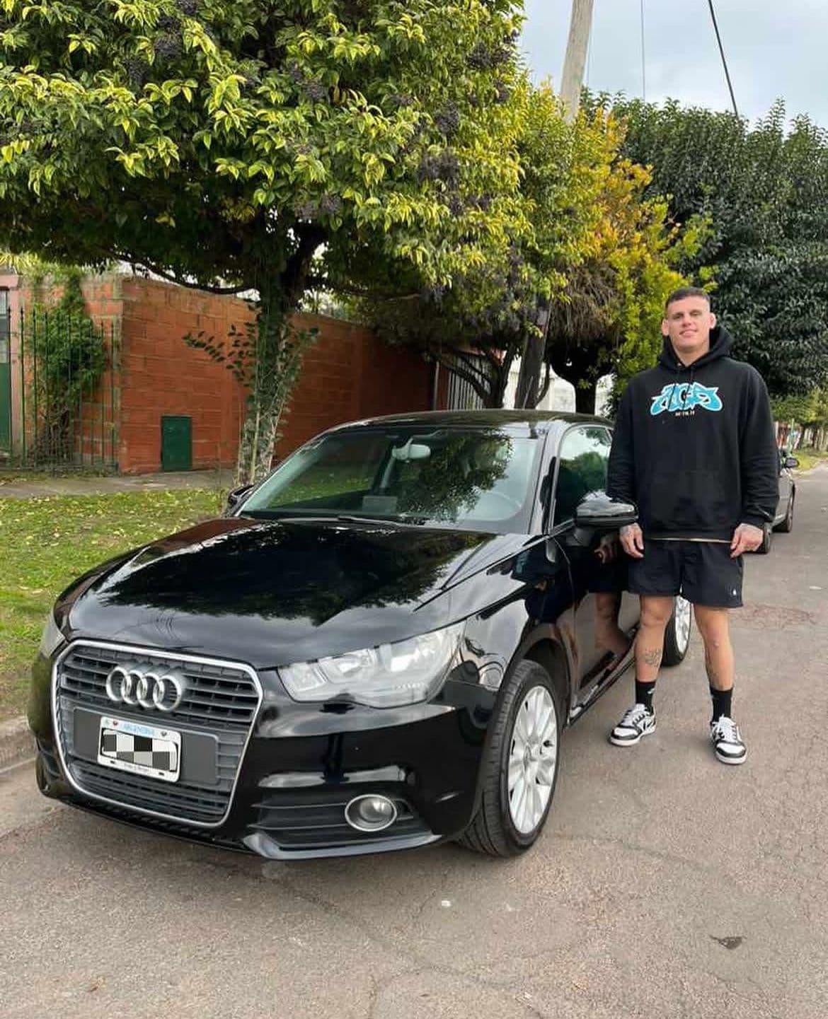 Cliente retirando su vehículo vendido por Autos Black