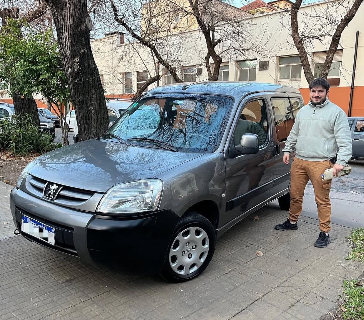 Cliente retirando su vehículo vendido por Autos Black